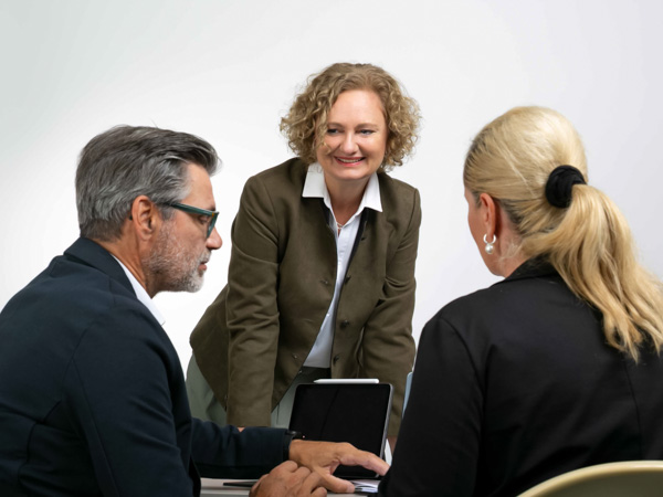 Manuela Reichert in einer Beratung mit einem Kunden und einer Kundin