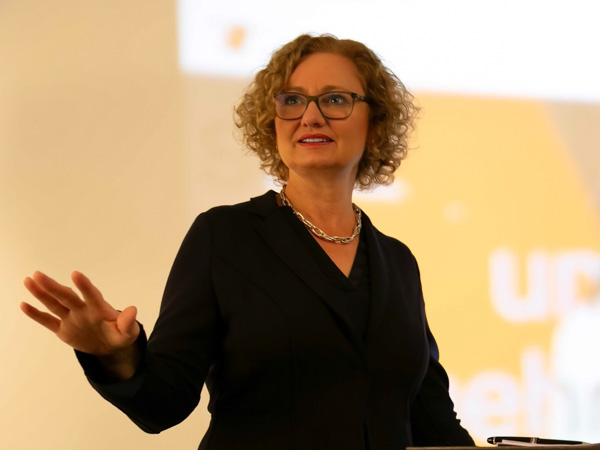 Manuela Reichert spricht bei einer Präsentation